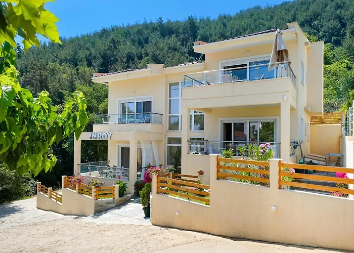 Апарт-отель Inroy Sea View 4*